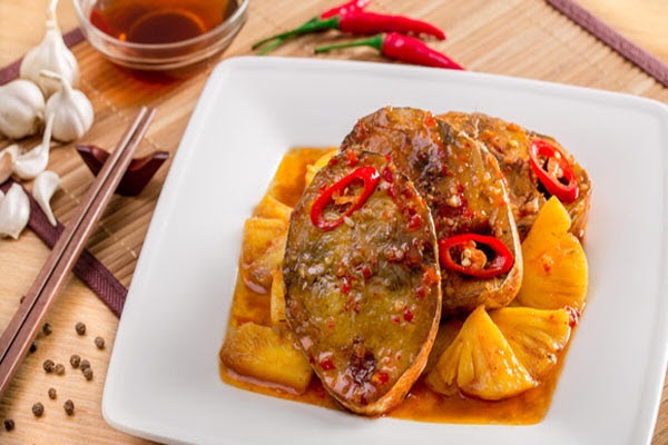 cá ngừ kho với thơm và với cà chua