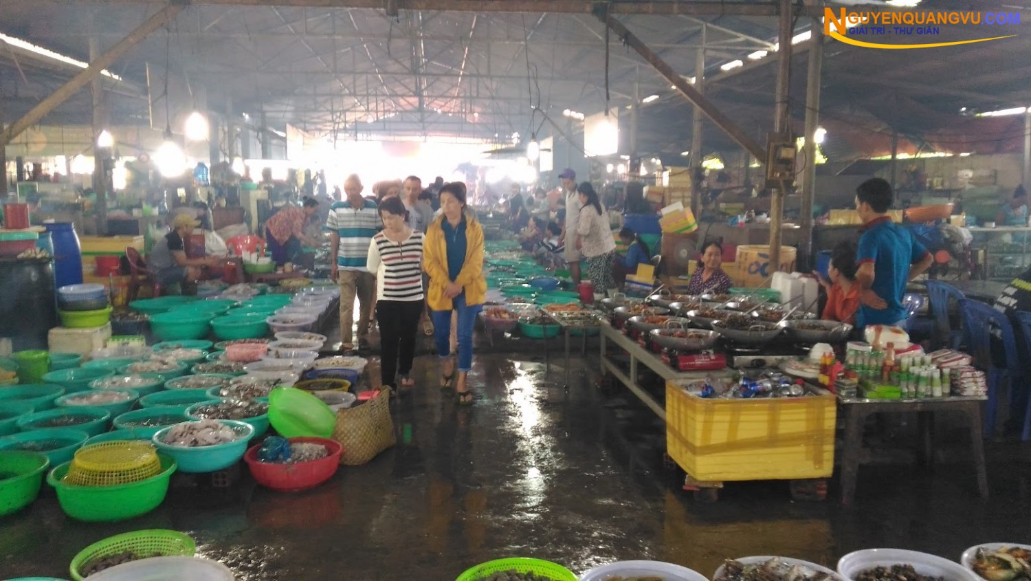 Chợ hải sản Hàng Dương