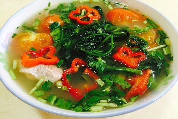Canh rau muống và cà chua