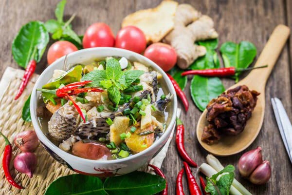 Canh chua cá điêu hồng