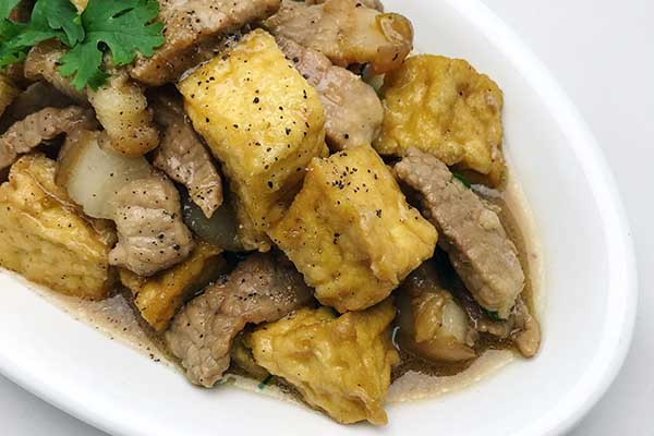 Thịt kho đậu hũ nước dừa
